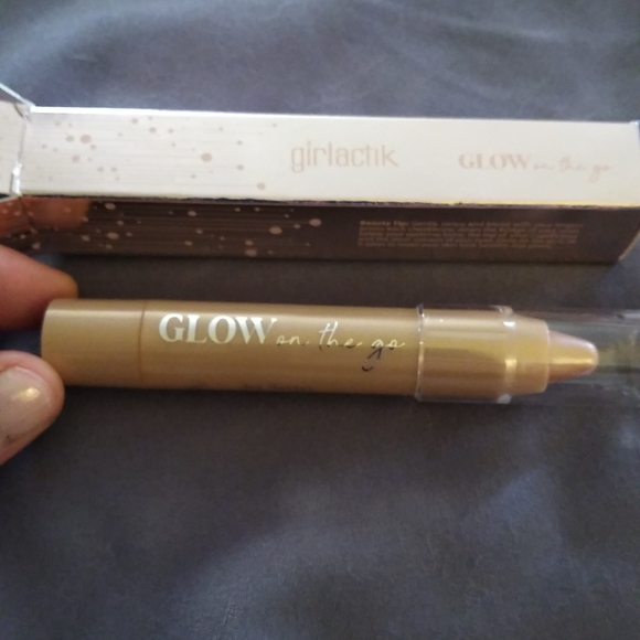 Girlactik glow on the go highlighter stick - Picture 3 of 5